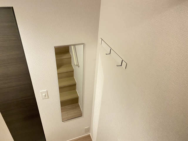 玄関姿見　格納式コートフック